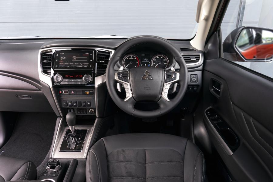 Торпедо Mitsubishi L200 Barbarian X Double Cab 2019 года  (UK) (фото 13 из 40)